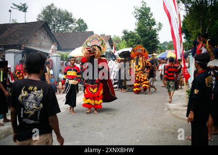 Der traditionelle Barong-Tanz wird im Dorf Sukomoro, Puncu Kediri, Ost-Java, Indonesien, gespielt. Stockfoto