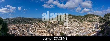 Panoramablick auf das Stadtbild einer kleinen Stadt in den Bergen an einem sonnigen Frühlingstag, Scicli, Sizilien, Italien Stockfoto