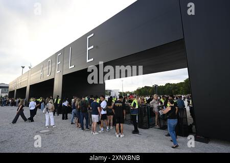 München, Deutschland. August 2024. Besucher sind auf dem Weg zu einem Konzert der britischen Sängerin Adele. Quelle: Felix Hörhager/dpa/Alamy Live News Stockfoto