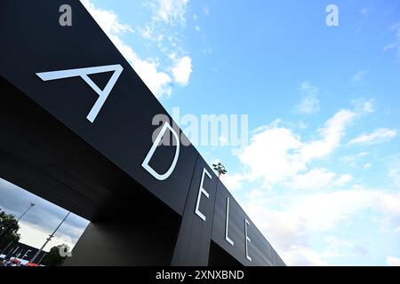 München, Deutschland. August 2024. Am Eingang des Konzertplatzes steht der Schriftzug „Adele“. Quelle: Felix Hörhager/dpa/Alamy Live News Stockfoto