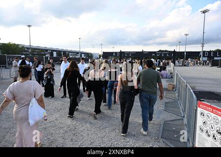 München, Deutschland. August 2024. Besucher sind auf dem Weg zu einem Konzert der britischen Sängerin Adele. Quelle: Felix Hörhager/dpa/Alamy Live News Stockfoto