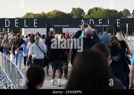 München, Deutschland. August 2024. Besucher sind auf dem Weg zu einem Konzert der britischen Sängerin Adele. Quelle: Felix Hörhager/dpa/Alamy Live News Stockfoto