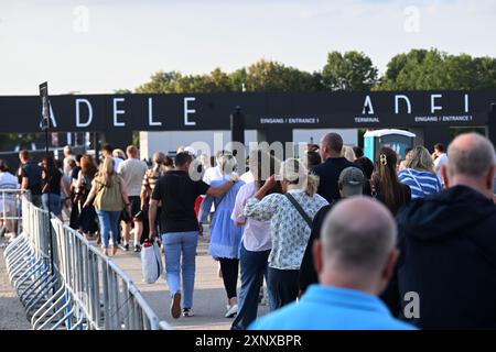 München, Deutschland. August 2024. Besucher sind auf dem Weg zu einem Konzert der britischen Sängerin Adele. Quelle: Felix Hörhager/dpa/Alamy Live News Stockfoto