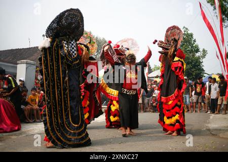 Der traditionelle Barong-Tanz wird im Dorf Sukomoro, Puncu Kediri, Ost-Java, Indonesien, gespielt. Stockfoto