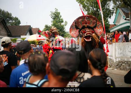 Der traditionelle Barong-Tanz wird im Dorf Sukomoro, Puncu Kediri, Ost-Java, Indonesien, gespielt. Stockfoto