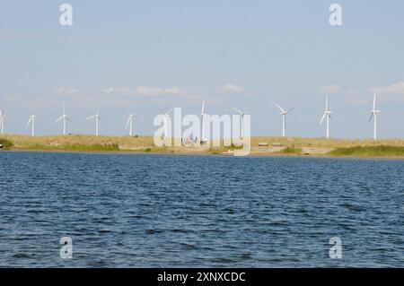 Amager/Kopenhagen/Dänemark/02. August 2024/Blick auf Windkraftanlagen vom Kastrup Hafen und am Strand von Amage Beach Park am sonnigen Tag in Kastrup. Foto. Bilder von Francis Joseph Dean/Dean sind nicht für kommerzielle Zwecke bestimmt Stockfoto