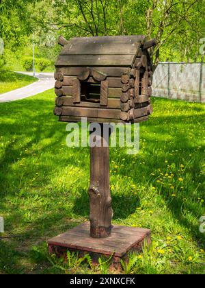 Moskau, Russland - 12. Mai 2023: Vogelfutter in Form einer Holzhütte im Park Stockfoto