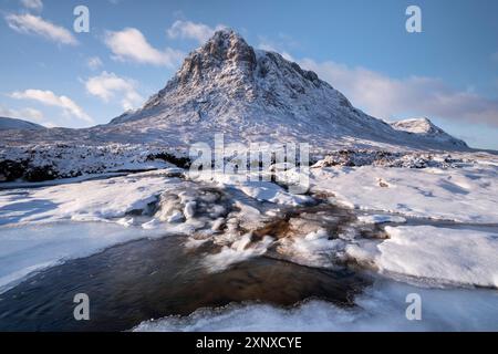 River Coupall unter Stob Dearg Buachaille Etive Mor im Winter, Rannoch Moor, Argyll and Bute, Scottish Highlands, Schottland, Vereinigtes Königreich, Europa Cop Stockfoto