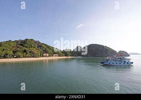 Ausflugsboot vor Anker am Strand von Monkey Island, hinter den Karstfelsen in Lan Ha Bay, Halong Bay, Vietnam Stockfoto