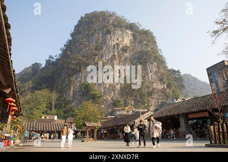 Karsthügel im Zentrum der Altstadt von Dong Van, Provinz Ha Giang, Vietnam Stockfoto