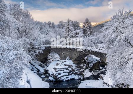 Die Old Invermoriston Bridge und River Moriston im Winter, Invermoriston, Inverness-shire, Scottish Highlands, Schottland, Vereinigtes Königreich, Europa Copyri Stockfoto