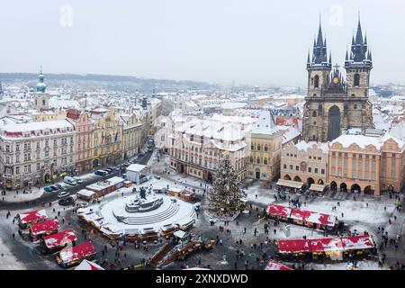 Erhöhter Blick auf die Kirche unserer Lieben Frau vor Tyn und Weihnachtsmärkte am Altstädter Ring im Winter, UNESCO-Weltkulturerbe, Altstadt, Prag, C. Stockfoto