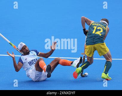 Colombes, Frankreich. August 2024. Mandeep Singh (L) aus Indien streitet mit Jake Whetton aus Australien während des Hockeyspiels zwischen Australien und Indien im Pool B in Colombes, Frankreich, am 2. August 2024. Quelle: Ren Pengfei/Xinhua/Alamy Live News Stockfoto