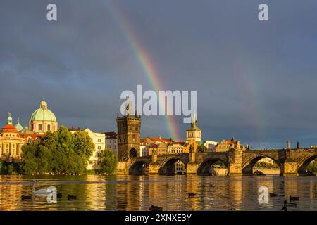 Regenbogen über der Karlsbrücke bei Sonnenuntergang, UNESCO-Weltkulturerbe, Altstadt, Prag, Tschechische Republik Tschechien, Europa Copyright: JanxMiracky 1359-1096 Stockfoto