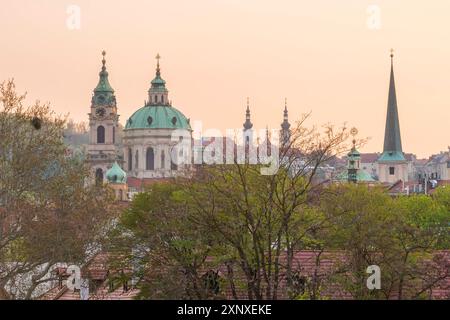 Turm und Kuppel der St. Nikolaus- und St. Thomas-Kirche in Kleinstadt bei Sonnenuntergang, Prag, Tschechische Republik Tschechien, Europa Urheberrecht: JanxMiracky 13 Stockfoto