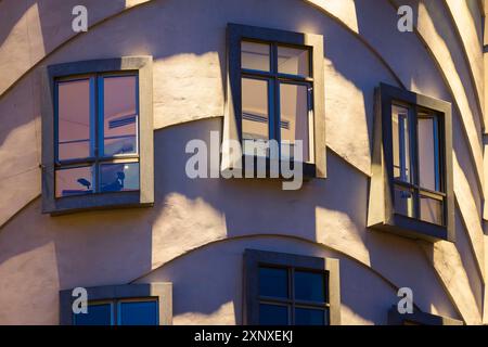 Detail der Fenster des Tanzhauses von Frank Gehry in der Dämmerung, Prag, Tschechische Republik Tschechien, Europa Copyright: JanxMiracky 1359-1080 Stockfoto