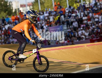 PARIS - Merel Smulders in Aktion während des BMX-Finals bei den Olympischen Spielen. ANP REMKO DE WAAL Stockfoto