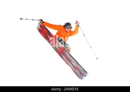 Stylischer Skier in orangefarbener Jackenkappe und Sonnenbrille in Jump macht den Trick isoliert auf weißem Hintergrund Stockfoto