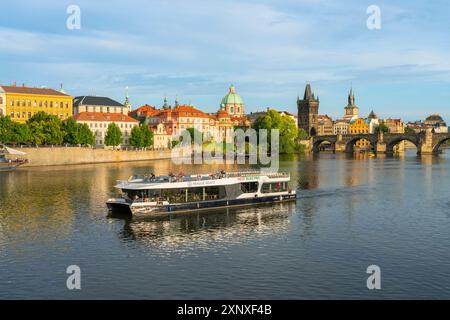 Touristenboot auf der Moldau mit Karlsbrücke im Hintergrund, UNESCO-Weltkulturerbe, Prag, Böhmen, Tschechische Republik Tschechien, Europa Copyright: Stockfoto