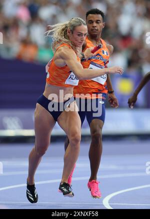 Paris, Frankreich. August 2024. Lieke Klaver (Front) und Eugene Omalla von der Mannschaft Niederlande treten während der 4x400 m Staffel Mixed Runde 1 der Athletics bei den Olympischen Spielen 2024 in Paris, Frankreich, am 2. August 2024 an. Quelle: Li Gang/Xinhua/Alamy Live News Stockfoto