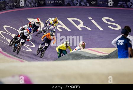 PARIS - Merel Smulders in Aktion während des BMX-Finals bei den Olympischen Spielen. ANP REMKO DE WAAL Stockfoto