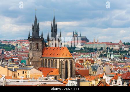 Kirche unserer Lieben Frau vor Tyn und Prager Burg aus Sicht vom Pulverturm, UNESCO-Weltkulturerbe, Prag, Böhmen, Tschechien, Tschechien, Europa Stockfoto