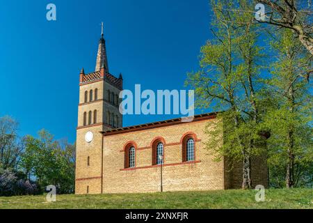 Die historische Dorfkirche in Petzow, Brandenburg, Deutschland an einem hellen, sonnigen Frühlingstag Stockfoto