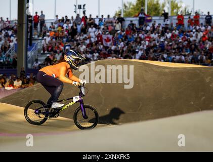 PARIS - Merel Smulders in Aktion während des BMX-Finals bei den Olympischen Spielen. ANP REMKO DE WAAL Stockfoto