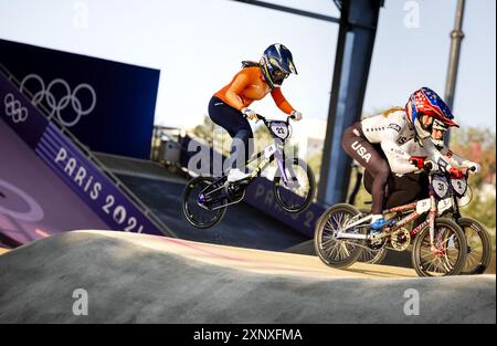 PARIS - Merel Smulders in Aktion während des BMX-Finals bei den Olympischen Spielen. ANP REMKO DE WAAL Stockfoto