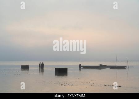 Fischer, die sich auf die Fischernte am nebligen Morgen vorbereiten, Rozmberk Teich, UNESCO Biosphäre, Trebon, Jindrichuv Hradec Bezirk, Südböhmische Region, Cze Stockfoto