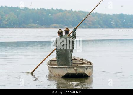 Zwei Fischer auf dem Boot, die sich auf die Fischernte vorbereiten, Rozmberk Teich, UNESCO Biosphäre, Trebon, Jindrichuv Hradec Bezirk, Südböhmische Region, Tschechische Re Stockfoto