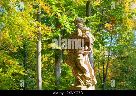 Statue auf der Brücke, die zum Schloss Valdstejn führt, Hruba Skala, Naturschutzgebiet Böhmisches Paradies, Semily District, Region Liberec, Böhmen, Tschechien Stockfoto