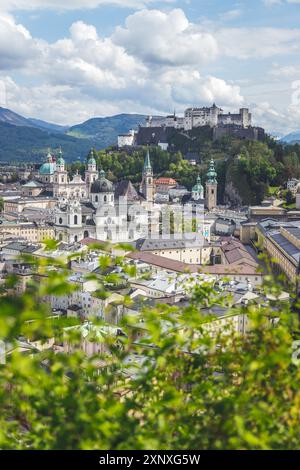 Idyllische Landschaft mit Panoramablick auf die Stadt Salzburg im Sommer Stockfoto