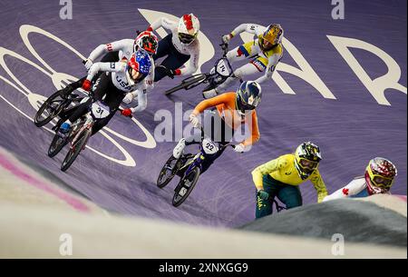 PARIS - Merel Smulders in Aktion während des BMX-Finals bei den Olympischen Spielen. ANP REMKO DE WAAL Stockfoto