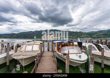 Boote im kleinen Hafen von Orta und der Insel San Giulio im Hintergrund, Orta, Novara Bezirk, italienische Seen, Piemont, Italien, Europa Stockfoto