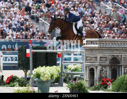 Versailles, Frankreich. August 2024. Olivier Perreau aus Frankreich, der Dorai D’Aiguilly reitet, tritt am 2. August 2024 bei den Olympischen Spielen 2024 in Versailles an. Quelle: Yang Lei/Xinhua/Alamy Live News Stockfoto