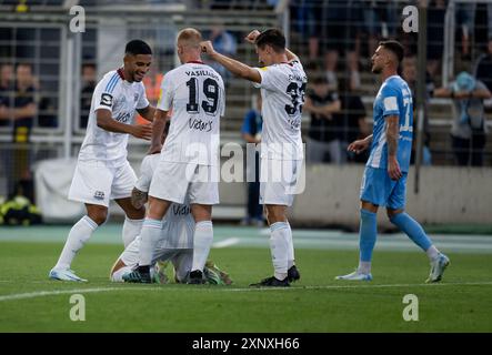 Simon Stehle (1. FC Saarbrücken, #22), Sebastian Vasiliadis (1. FC Saarbrücken, #19) und Till Schumacher (1. FC Saarbrücken, #33) bejubeln mit Patrick Schmidt (1. FC Saarbrücken, #39) dessen Tor zum 0:1. Maximilian Wolfram (TSV 1860 München, #30) ist bedient. DE, TSV 1860 München gegen 1. FC Saarbrücken, Fussball, 3. Bundesliga, 1. Spieltag, Saison 2024/2025, 02.08.2024. (DIE DFL-DFB-VORSCHRIFTEN VERBIETEN DIE VERWENDUNG VON FOTOS ALS BILDSEQUENZEN UND/ODER QUASI-VIDEO). Foto: Eibner-Pressefoto/Heike Feiner Stockfoto