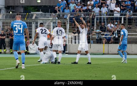 Simon Stehle (1. FC Saarbrücken, #22), Sebastian Vasiliadis (1. FC Saarbrücken, #19) und Till Schumacher (1. FC Saarbrücken, #33) bejubeln mit Patrick Schmidt (1. FC Saarbrücken, #39) dessen Tor zum 0:1. Die Loewen Patrick Hobsch (TSV 1860 München, #34) und Maximilian Wolfram (TSV 1860 München, #30) sind bedient. DE, TSV 1860 München gegen 1. FC Saarbrücken, Fussball, 3. Bundesliga, 1. Spieltag, Saison 2024/2025, 02.08.2024. (DIE DFL-DFB-VORSCHRIFTEN VERBIETEN DIE VERWENDUNG VON FOTOS ALS BILDSEQUENZEN UND/ODER QUASI-VIDEO). Foto: Eibner-Pressefoto/Heike Feiner Stockfoto