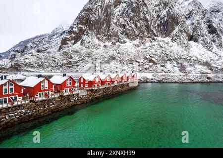 Typischer hölzerner Rorbu in der Winterlandschaft am smaragdgrünen Wasser des Fjords, Svolvaer, Lofoten Inseln, Norwegen, Skandinavien, Europa Copyright: PaoloxGraz Stockfoto