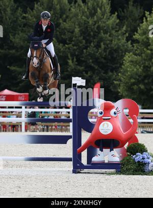 Versailles, Frankreich. August 2024. Scott Brash aus Großbritannien, Reiten Jefferson, tritt beim Finale des Springteams des Pferdes bei den Olympischen Spielen 2024 in Versailles, Frankreich, am 2. August 2024 an. Quelle: Yang Lei/Xinhua/Alamy Live News Stockfoto