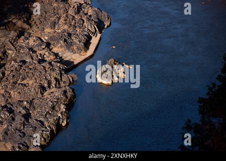 Blick hinunter auf den tiefblauen Fluss Katsura, in den herbstlichen Wäldern von Arashiyama in Kyoto, Honshu, Japan, Asien Copyright: CasparxSchlageter 1372-490 Stockfoto