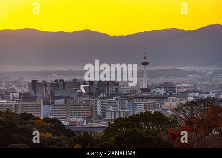 Skyline von Kyoto bei Sonnenuntergang mit einem leuchtenden orangefarbenen Himmel, Kyoto Tower, Kyoto, Honshu, Japan, Asien Copyright: CasparxSchlageter 1372-488 Stockfoto