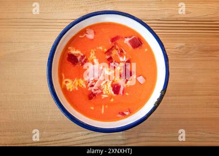 Salmorejo, spanische kalte Tomatensuppe, von oben auf einem hölzernen Hintergrund geschossen Stockfoto