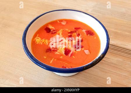 Salmorejo, spanische kalte Tomatensuppe in einer rustikalen Schüssel Stockfoto