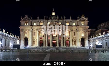 Petersplatz in der Vatikanstadt bei Nacht, die päpstliche Enklave in Rom, mit dem Petersdom im Hintergrund, UNESCO-Weltkulturerbe, Rom Stockfoto