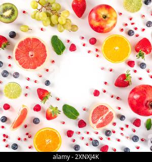 Frisches Sommerobstdesign, quadratisches Flatlay auf weißem Hintergrund mit Platz für Text, lebendiges Food-Muster, aufgenommen von oben Stockfoto