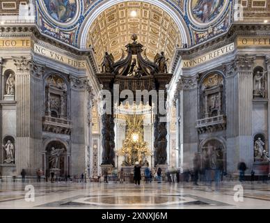 Detail des Papstaltars und Baldacchino, im zentralen Teil des Petersdoms in Vatikanstadt, UNESCO-Weltkulturerbe, päpstliche Enklave in R Stockfoto