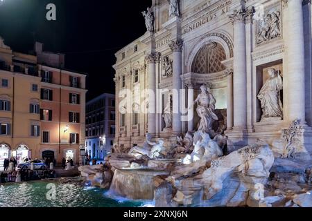 Der Trevi-Brunnen, ein Brunnen aus dem 18. Jahrhundert, der größte barocke Brunnen der Stadt, UNESCO-Weltkulturerbe, Bezirk Trevi, Rom, Latium, Italien Stockfoto