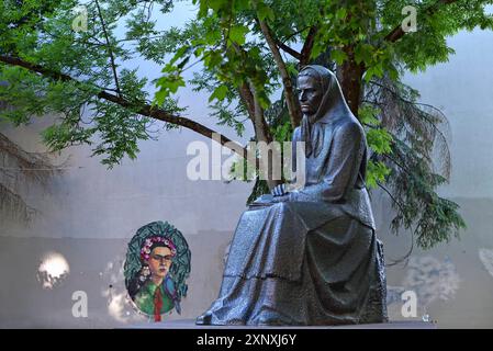 Sprechende Statue mit Julija Beniuseviciute-Zymantiene, einer litauischen Schriftstellerin, besser bekannt unter dem Pseudonym Zemaite, Skulptur von Petras Aleksandraviciu Stockfoto