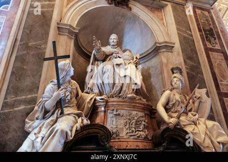 Detail des Grabdenkmals für Papst Innozenz XI., des französischen Bildhauers Pierre-Etienne Monnot, das sich im Petersdom in Vatikanstadt befindet; Stockfoto